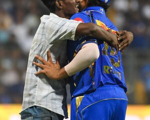 IPL 2024: Hardik Pandya booed again after dropping a difficult catch; pitch invader hugs rohit (Ld)