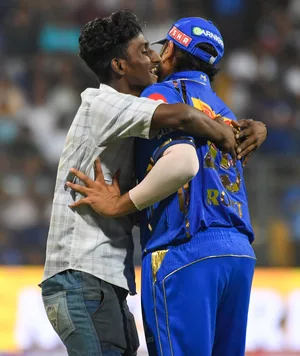 IPL 2024: Hardik Pandya booed again after dropping a difficult catch; pitch invader hugs rohit (Ld)