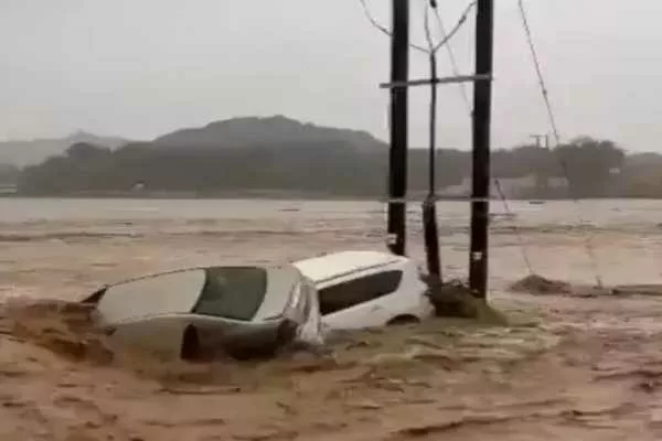 Oman Flash Flood Videos: 13 Killed, Vehicles Swept Away as Heavy Rains Lash Oman